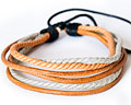 Armband med l�der och tr�d.