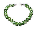 P�rlarmband gjort i gr�na odlade s�tvattenp�rlor. P�rlarmbandet har knutar mellan p�rlorna. P�rlstorlek ca 7-8mm. Silver.