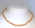 P�rlhalsband i odlade s�tvattenp�rlor. P�rlstorlek ca 5-6mm.