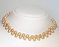 P�rlhalsband gjort i odlade s�tvattenp�rlor. P�rlhalsbandet har silverl�s.