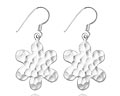 Silver�rh�ngen i form av blommor gjorda i hammrat silver.