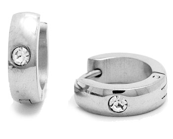 Runda stålörhängen med cz-sten. Rundad yttersida. Bredd cirka 4 mm, diameter cirka 14 mm.