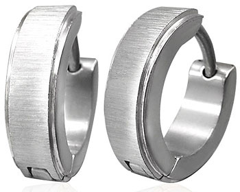 Stålörhängen. Diameter cirka 13 mm. Bredd cirka 4 mm.