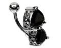 Svart navelpiercing. Tjocklek cirka 1.6 mm.
