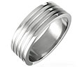 Ring i st�l p� n�tet. Bredd cirka 7 mm.