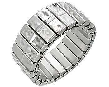 Stretchbar ring i st�l. Bredd cirka 9 mm.