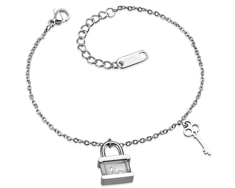Fint berlockarmband i stål. Längden kan varieras mellan cirka 18-21 cm.