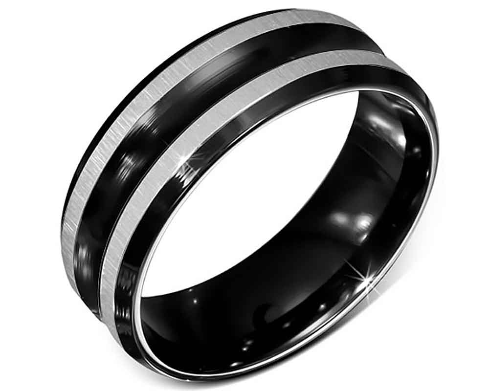 Stålring. Bred ring i svartfärgat stål med borstade detaljer.