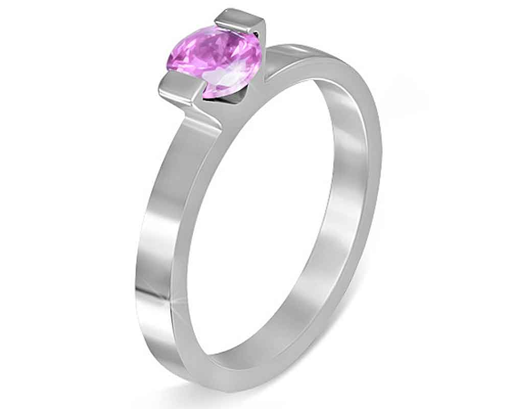 Ring i stål med rosa sten.