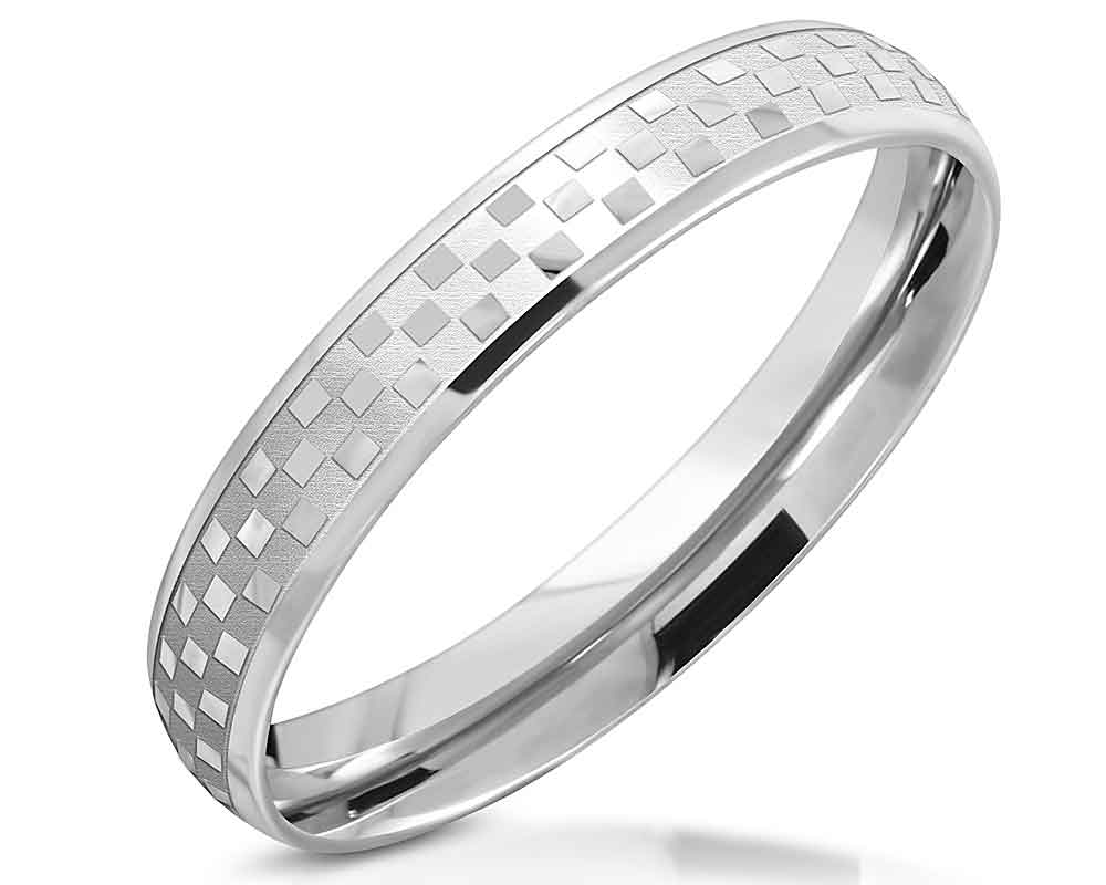 Mönstrad stålring. Bredd cirka 3,6 mm, höjd cirka 1,7 mm.