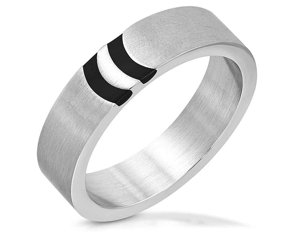 Stålring i borstat stål med svarta detaljer.