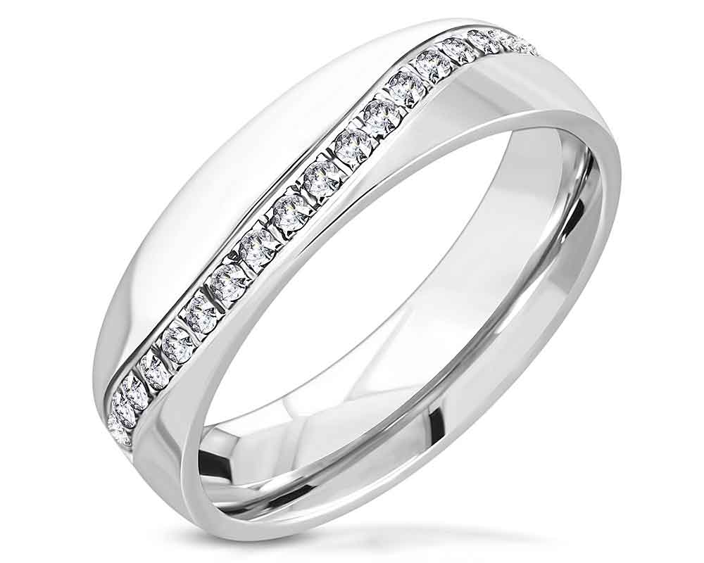 Ring i stål med CZ-stenar.