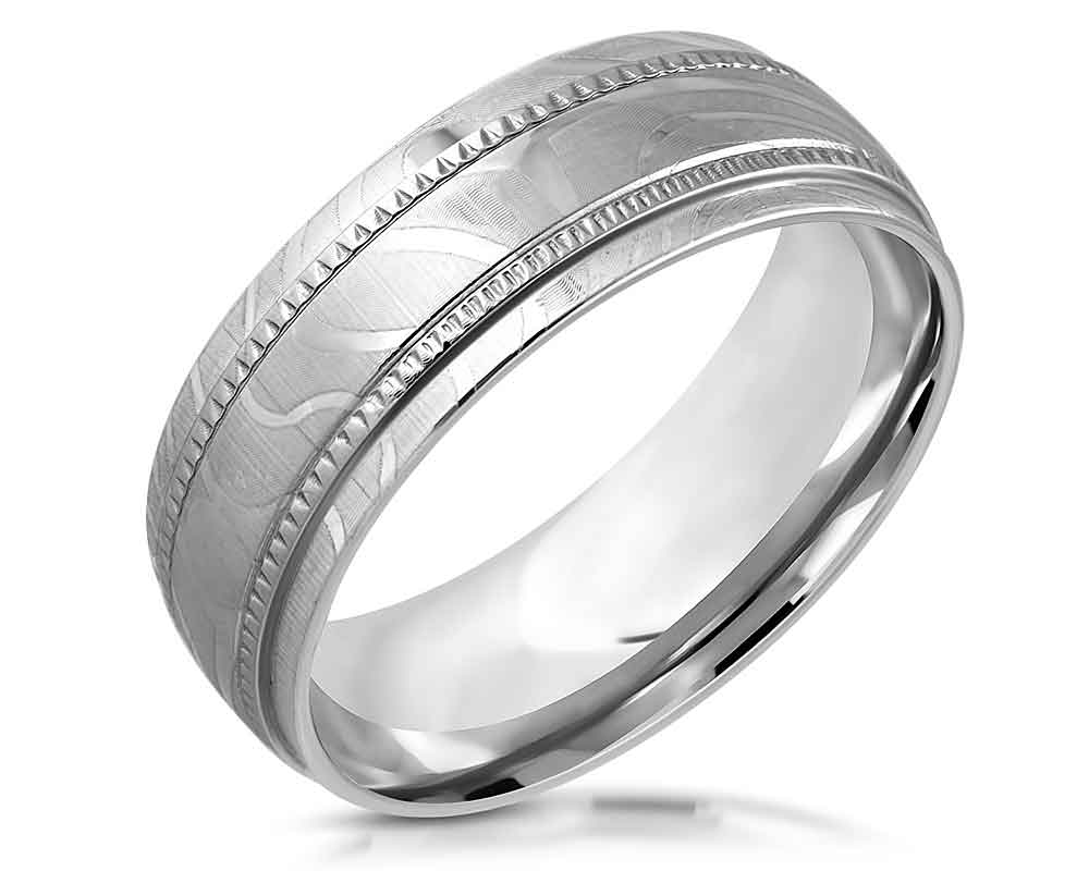 Stålring med utsmyckningar.