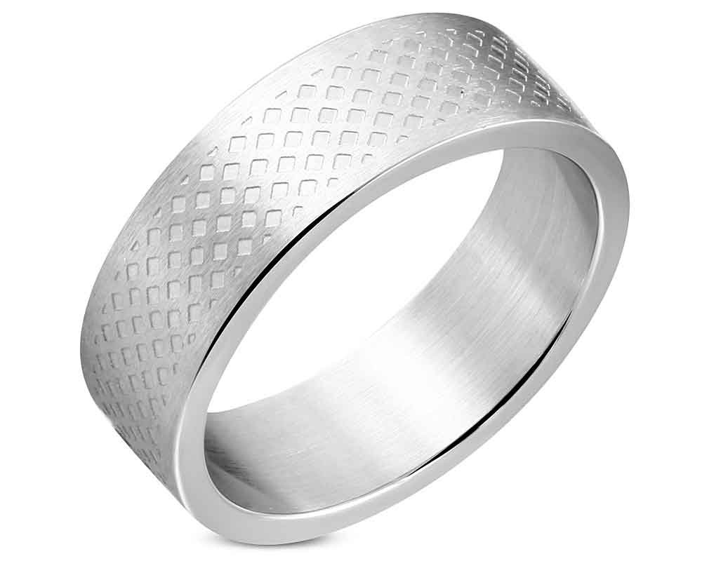 Mönstrad ring i stål. Bredd cirka 8 mm.