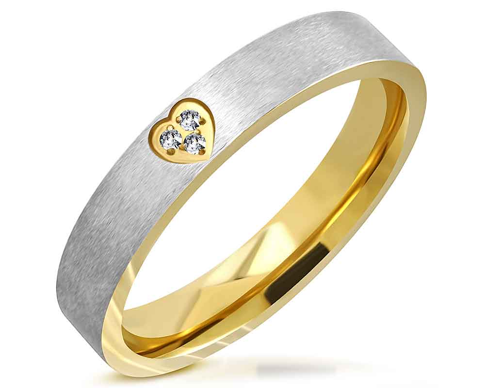 Smal ring i stål med borstad yta och stenar. Bredd cirka 4 mm.