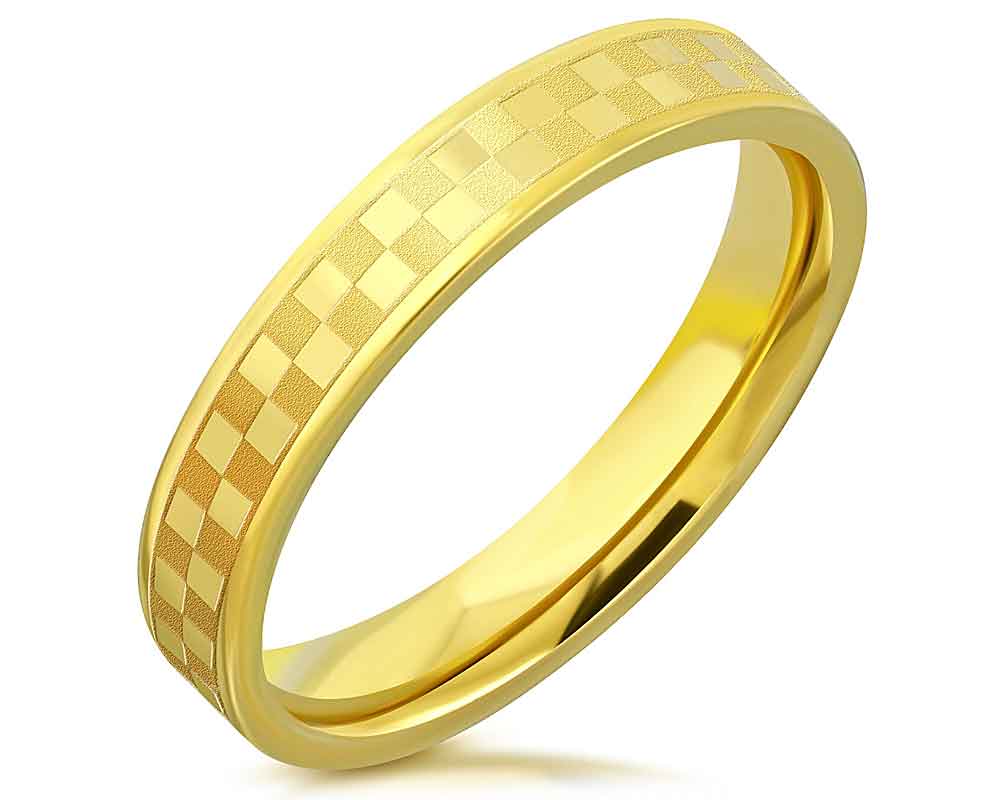 Guldfärgad ring i stål. Bredd cirka 4 mm.