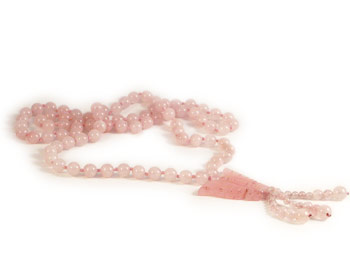 Trendigt rosa halsband med fjÃ¤rillshÃ¤nge. Halsbandet Ã¤r gjort i rosa flourit med dubbla knutar mellan flouritpÃ¤rlorna. Storleken pÃ¥ flouritpÃ¤rlorna Ã¤r 8.5mm i diameter.