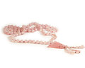 Trendigt rosa halsband med fjärillshänge. Halsbandet är gjort i rosa flourit med dubbla knutar mellan flouritpärlorna. Storleken på flouritpärlorna är 8.5mm i diameter.