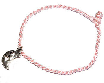 Rosa armband pÃ¥ nÃ¤tet. LÃ¤ngd 16-17 cm.