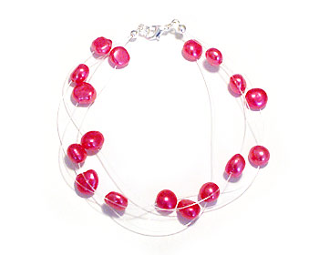 Pärlarmband med rosa svävande pärlor. Pärlarmbandet har fyra rader.