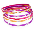 6 stycken armband med omkrets cirka 21 cm.