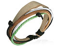 Billigt armband i läder och flerfärgade trådar.