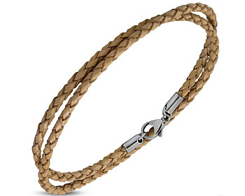 Flätat läderarmband. Längd cirka  40 cm.