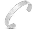 Stelt armband i stål. Omkrets cirka 18 cm. Öppning cirka 4 cm. Bredd cirka 10 mm.