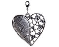 Berlock i form av hjärta från Atinmood. Hjärtat är 4,5 x 5 cm. Längd med lås cirka 6 cm.