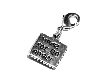 Smycke med text. Mått cirka 13 x 12 mm. Längd med lås cirka 3,8 cm.