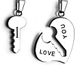 Stålhänge kärlek. Mått 20x10 mm (nyckel) och 30x23 mm (hjärta).
