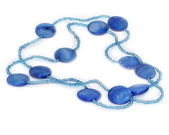 Blått halsband med 20mm pärlemorplattor.