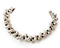 Halsband i vita odlade sötvattenpärlor, pärlstorlek 8-9 mm varvade med svarta kristaller. Halsbandet består av två rader pärlor som är tvistade.