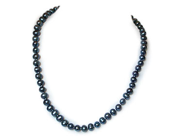 Pärlhalsband i klassisk stil gjort i odlade sötvattenpärlor. Pärlstorlek ca 7-8 mm.
