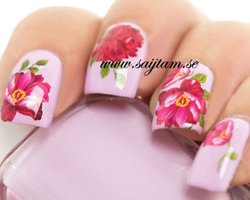 Nageldekaler med röda blommor.