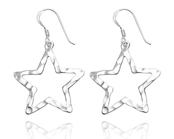 Silverörhängen i form av stjärnor gjorda i hammrat silver.