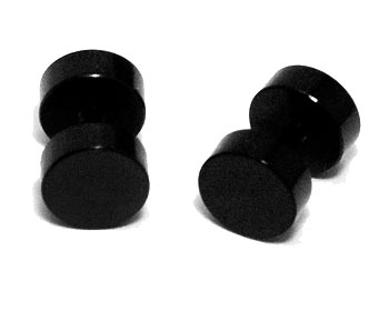 Svarta örhängen i stål. Längd cirka 12 mm, diameter cirka 8 mm.
