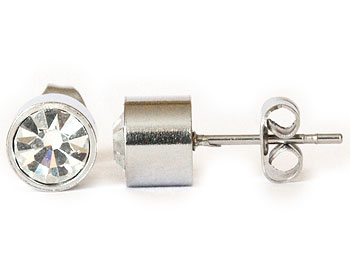 Vita stiftörhängen 6 mm i diameter och cirka 5 mm i höjd.
