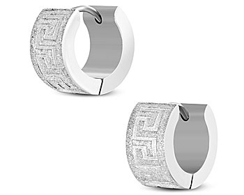 Stålörhängen. Diameter cirka 14 mm, bredd cirka 7 mm.