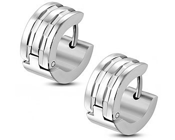 Stilrena örhängen. Bredd cirka 7 mm, diameter cirka 13 mm.