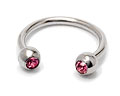 Billig piercing i kirurgiskt stål. Tjocklek cirka 1,2 mm, diameter cirka 10 mm.