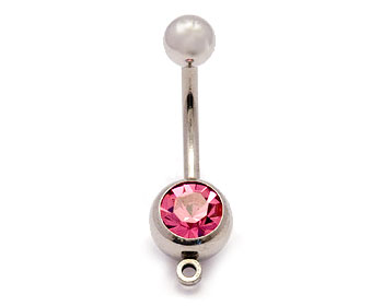 Navelpiercing med rosa sten. Tjocklek cirka 1,6 mm, längd cirka 11 mm.