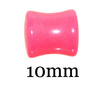 Rosa öronpiercing.