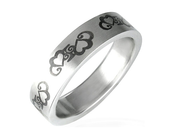 Stålring med utsmyckningar. Bredd cirka 6 mm.