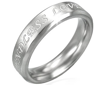 Ring med text. "ENDLESS LOVE". Bredd cirka 4 mm.